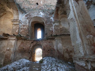 İzyaslav'daki terk edilmiş eski Roma Katolik Kilisesi
