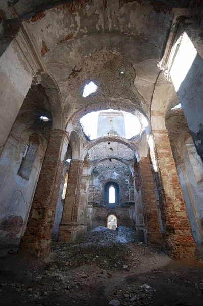 Alte verlassene römisch-katholische Kirche in Izjaslav — Stockfoto