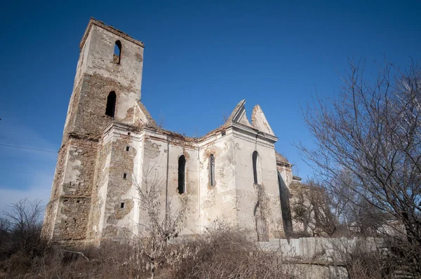 Oude geruïneerde verlaten rooms-katholieke kerk in Izyaslav — Stockfoto