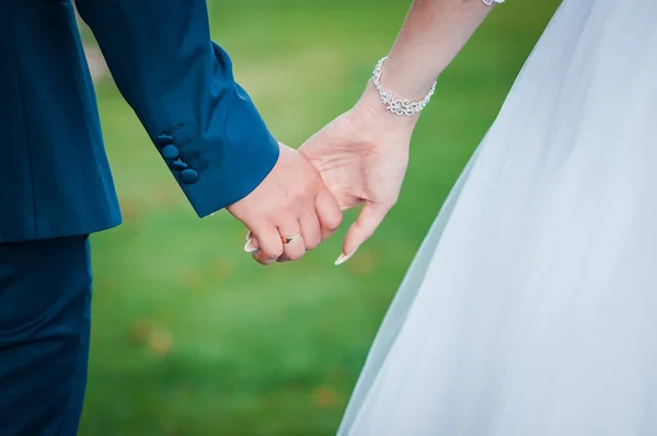 Couple de mariés se tenant la main — Photo