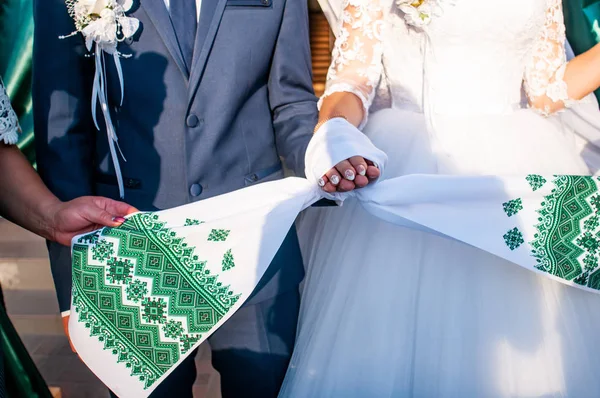 Frau bindet Handtuch an die Hände des Bräutigams — Stockfoto