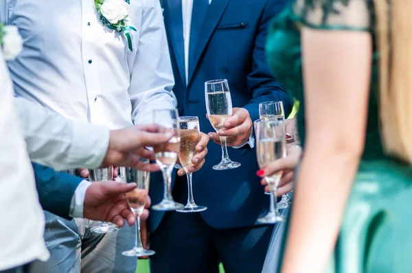 Grupo de pessoas segurando copos com champanhe — Fotografia de Stock