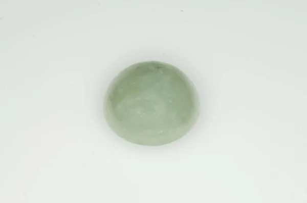 Természetes zöld Jadeite a fehér háttér — Stock Fotó