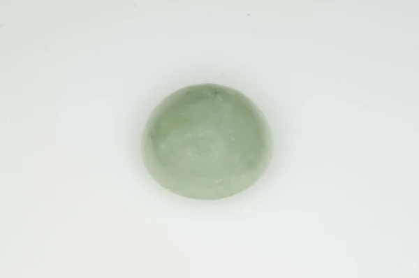 Beyaz arka planda doğal yeşil jadeite — Stok fotoğraf