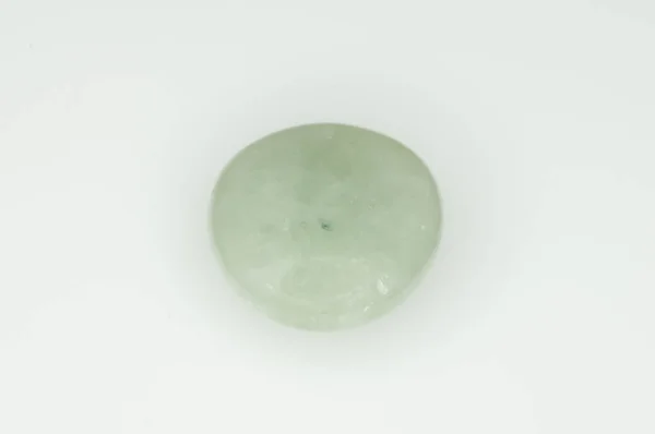 Natürlicher grüner Jadeit auf weißem Hintergrund — Stockfoto