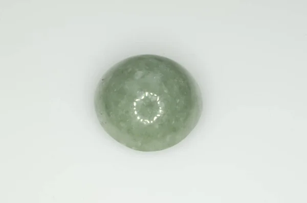 Натуральний зелений нефрит на білому тлі — стокове фото