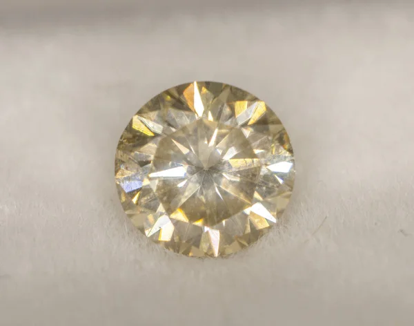 Arka planda sarı yuvarlak yönlü moissanite