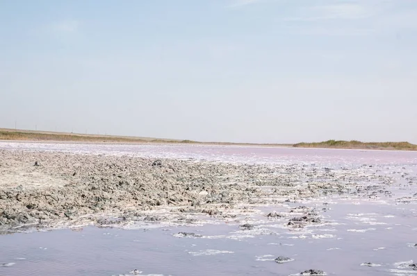 Vista paisagem sobre o sal rosa Lago Lemurisk — Fotografia de Stock
