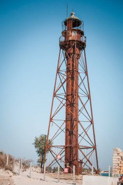 Dzharylgach adasında sahilde eski terk edilmiş çelik paslı deniz feneri
