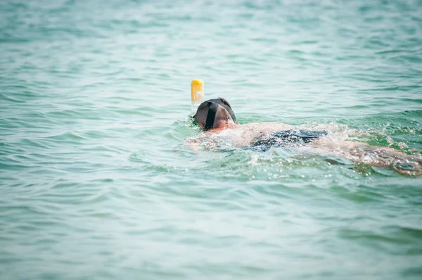 海でシュノーケリングマスクで泳ぐ男 — ストック写真