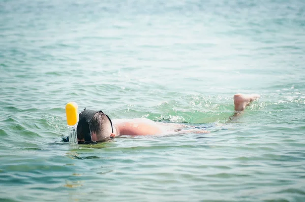 海でシュノーケリングマスクで泳ぐ男 — ストック写真