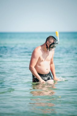 Yüzme maskeli adam suya gidiyor