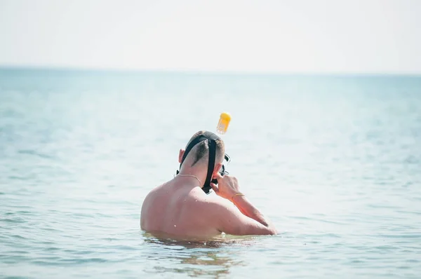 Man zwemmen met snorkel masker in de Oceaan — Stockfoto