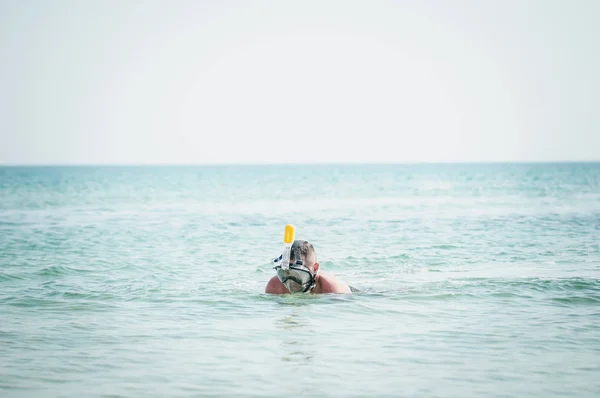 Hombre nadando con máscara de snorkel en el océano —  Fotos de Stock