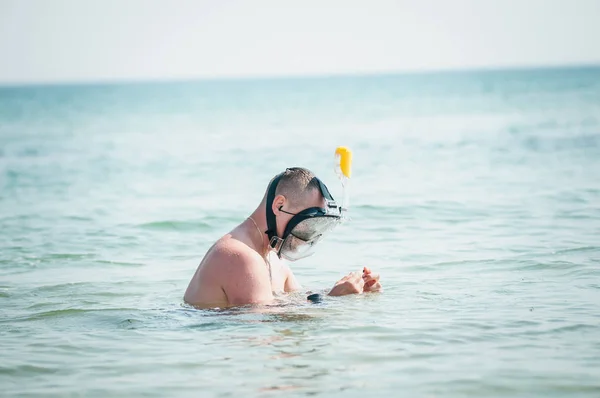 Man zwemmen met snorkel masker in de Oceaan — Stockfoto