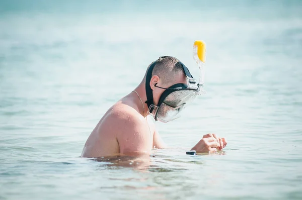 Man zwemmen met snorkel masker in de Oceaan — Stockfoto