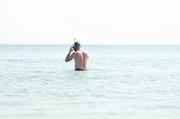 Man zwemmen met snorkel masker in de Oceaan — Stockfoto