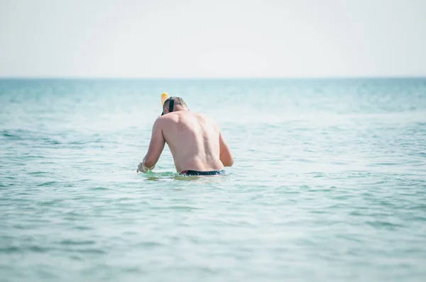 Mężczyzna pływacki z maską do nurkowania w Oceanie — Zdjęcie stockowe