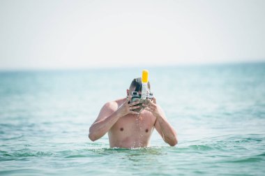 Yüzme maskeli adam suya gidiyor