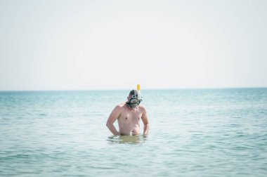 Yüzme maskeli adam suya gidiyor