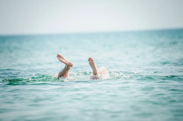 Beine des Mannes ragen aus dem Wasser — Stockfoto