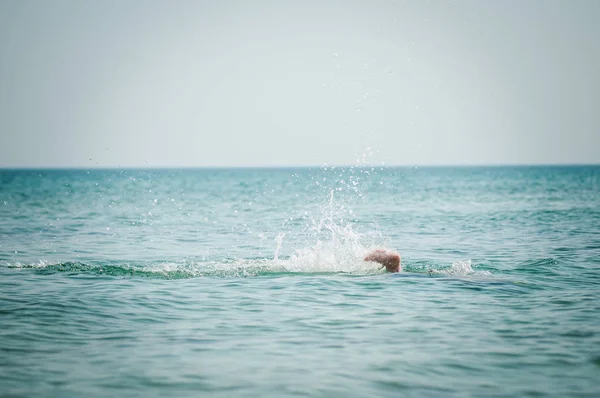 La pierna del hombre sobresaliendo del agua —  Fotos de Stock