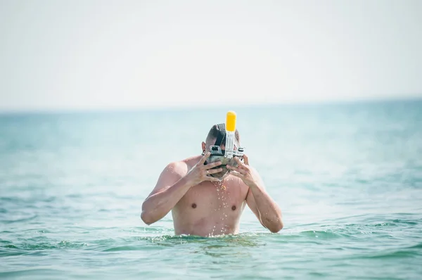 Hombre en la máscara de natación va en el agua —  Fotos de Stock