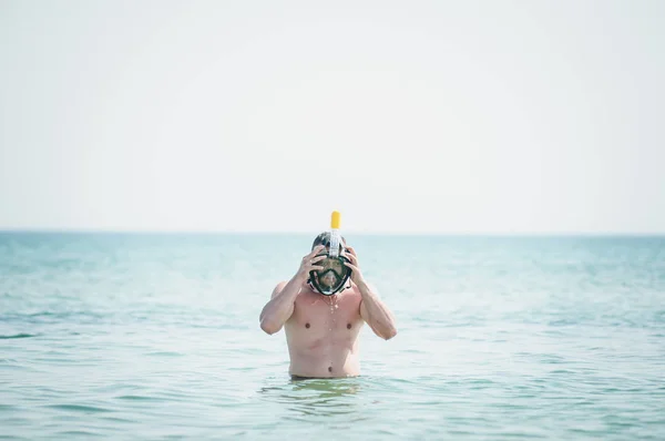Man in zwem masker gaat op water — Stockfoto