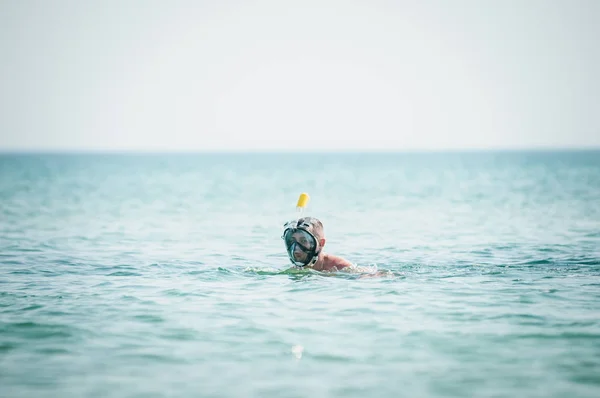 Чоловік плаває з маскою снорклінгу в океані — стокове фото