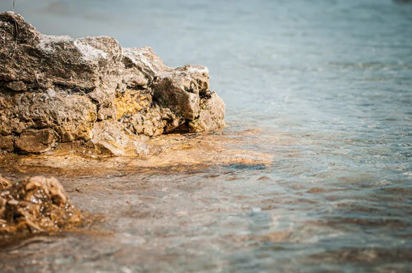 Gele stenen kust en Zeekust — Stockfoto
