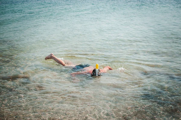 Man zwemmen met snorkel masker in de Oceaan — Stockfoto