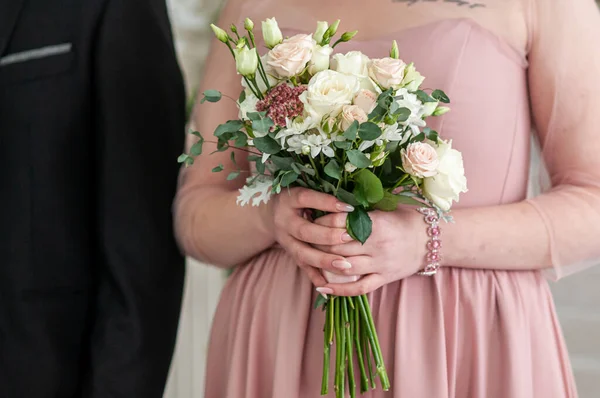 Buquê de flores na mão da noiva — Fotografia de Stock