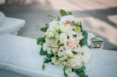 Çiçek pembe buket üzerinde Altın alyans