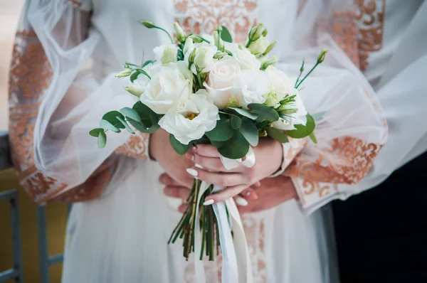 Boeket bloemen in de hand van de bruid — Stockfoto