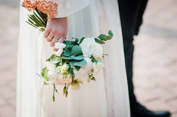 Kytice květin v ruce nevěsty — Stock fotografie