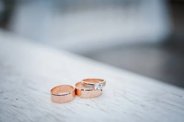 Par de anillos de oro en el mármol blanco — Foto de Stock