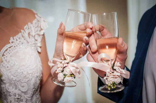 Noiva e noivo clink copos com champanhe — Fotografia de Stock