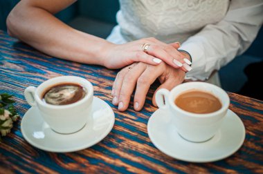 İki fincan kahveyle gelin ve damat.