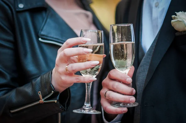 Gelin ve damat şampanya ile gözlük tıklatması