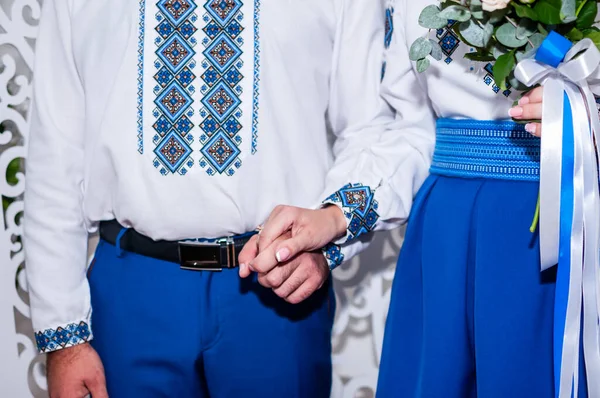 Homem e mulher de mãos dadas — Fotografia de Stock