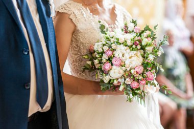 Gelinin elinde bir buket çiçek