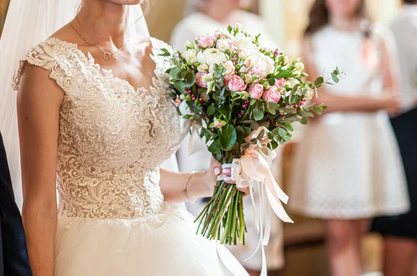 Bouquet de fleurs dans la main de la mariée — Photo