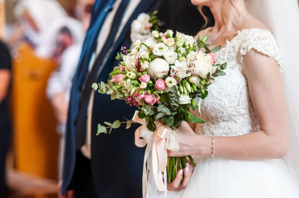 Bouquet of flowers in the hand of the bride — Stock Photo, Image