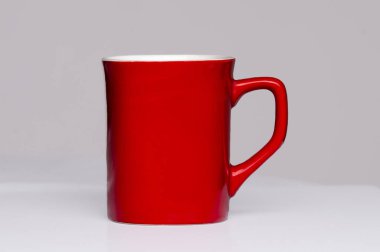 Beyaz arka planda kırmızı kahve fincanı.