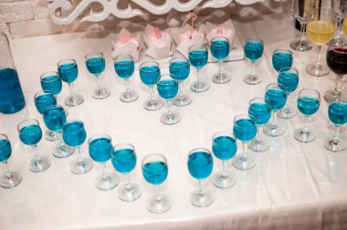 Düğün büfesi. Mavi alkollü kokteyl