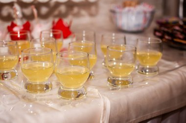 Düğün büfesi. Sarı alkollü kokteyl