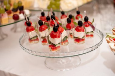 Bir bardak kirazlı ve mozarellalı kanepe.