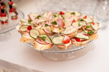 Jambonlu kanepeler, taze salatalık ve kirazlı.