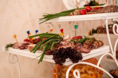 Farklı et çeşitleri dilimleniyor