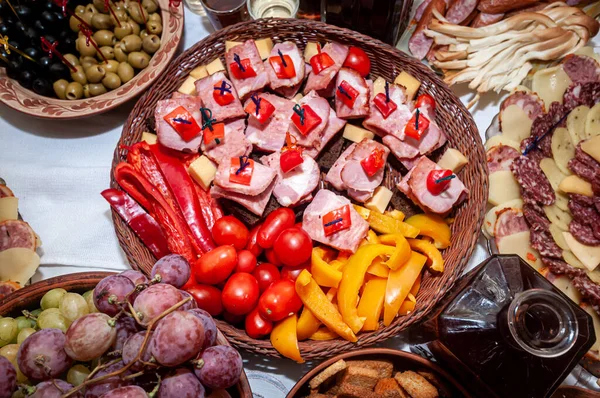 Canape Met Ham Het Snijden Van Verse Groenten — Stockfoto